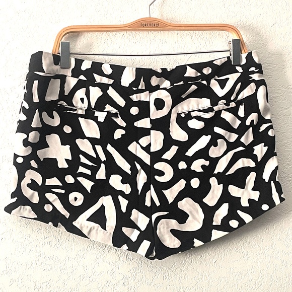 Alice & U.O Urban Outfitters Black & white Geometric Print Shorts. SZ 12 - Picture 4 of 5